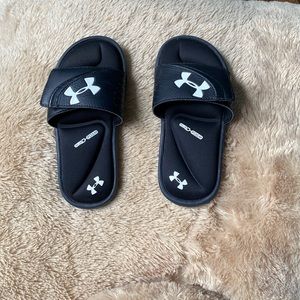 Under armour sandals sizes 1Y